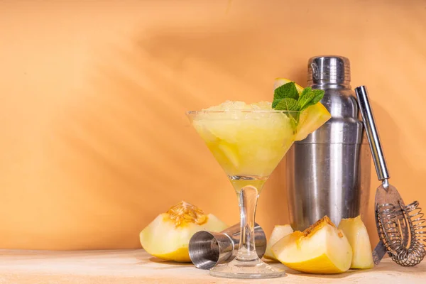 Söt Sommarsprit Med Melon Lime Och Mynta Fryst Melon Martini — Stockfoto