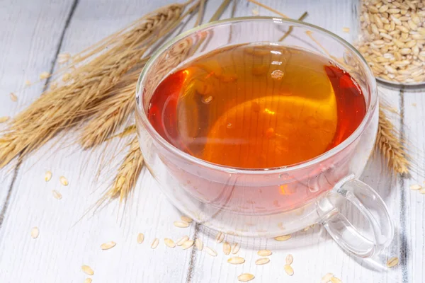 Organiczna Herbata Jęczmienna Alternatywna Modna Herbata Orzo Szklanym Kubku — Zdjęcie stockowe