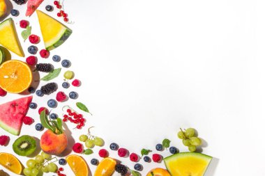 Yaz vitamini gıda konsepti, çeşitli meyve ve meyveler karpuz şeftali kayısı kayısı üzümü üzümü üzümü üzümü üzümü üzümü, düz bir zeminde beyaz arkaplan manzarası kopyası.