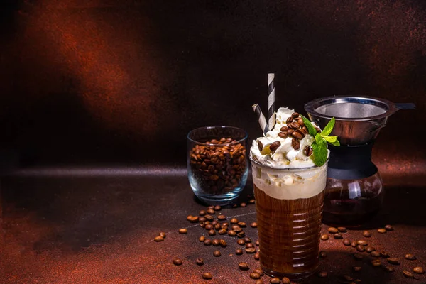Büyük Bardakta Buzlu Kahve Krem Şantili Bir Soğuk Latte Koyu — Stok fotoğraf