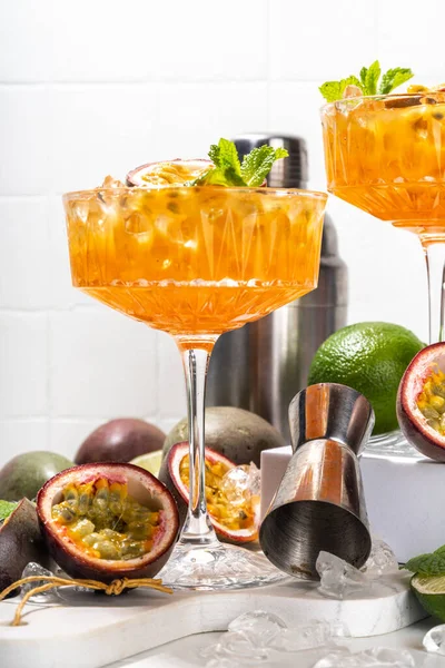 Passie Fruit Martini Cocktail Zoete Pornoster Alcoholische Drank Met Verse — Stockfoto