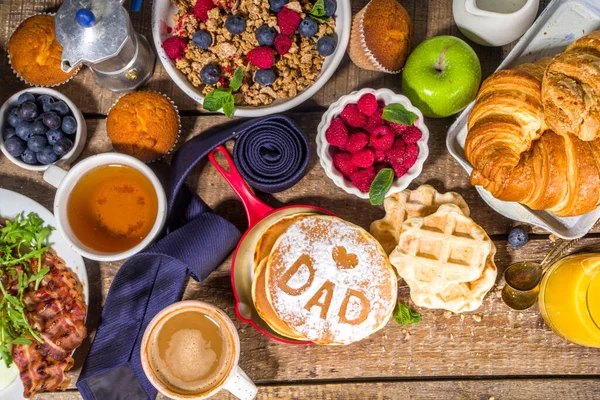 Babalar Günü Brunch Restoran Davetiyesi. Babalar Günü menüsü, geleneksel kahvaltı ve öğle yemeği seti, güneşli ahşap arka planda kravat.