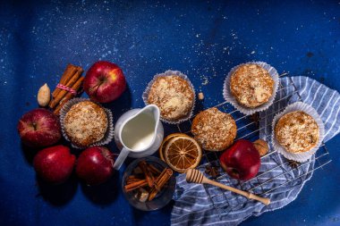 Elmalı turta, kıtır kıtır kekler, kırmızı elma dilimleri, tarçın, baharat ve parçacıklı hamur işi tatlısı.