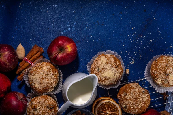 苹果派碎屑杂碎松饼 甜秋季烤糕点 红苹果片 香料和碎屑 — 图库照片