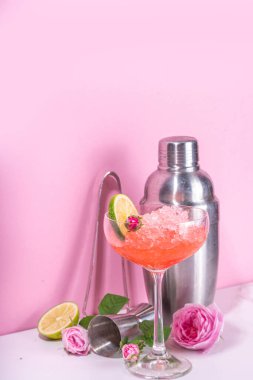 Donmuş gül kokteyli ya da margarita kokteyli, şampanya, pembe gül şarabı alkol gül çiçekleri ve limon dilimleri.
