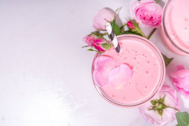 Gül çiçeği milkshake 'i, Asyalı ay sütü içeceği. Gül yapraklı pembe kibrit kokteyli..