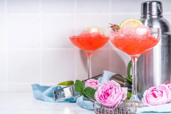 Daiquiri Rosas Congeladas Coquetel Margarita Champanhe Bebida Alcoólica Rosa Com — Fotografia de Stock