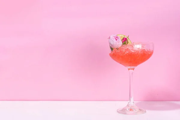 Παγωμένα Κοκτέιλ Τριαντάφυλλου Μαργαρίτα Σαμπάνια Ροζέ Κρασί Αλκοόλ Ποτό Τριαντάφυλλα — Φωτογραφία Αρχείου
