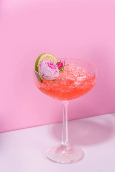 Mrożone Daiquiri Różane Lub Koktajl Margarita Szampan Różowy Napój Alkoholowy — Zdjęcie stockowe