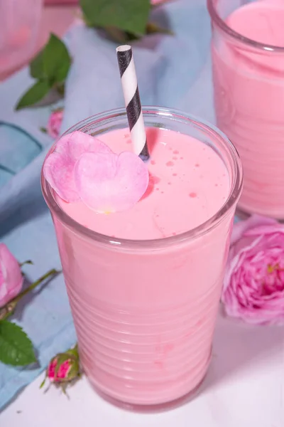 Rosenblüten Milchshake Asiatisches Mondmilchgetränk Rosafarbener Matcha Cocktail Mit Rosenblättern — Stockfoto