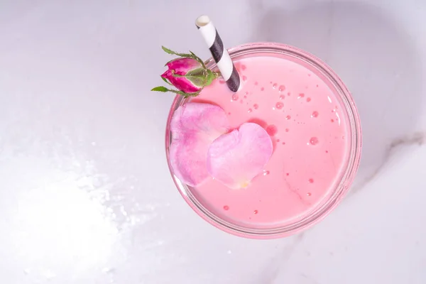 Růžový Koktejl Asijský Nápoj Měsíčního Mléka Růžový Dohazovací Koktejl Okvětními — Stock fotografie