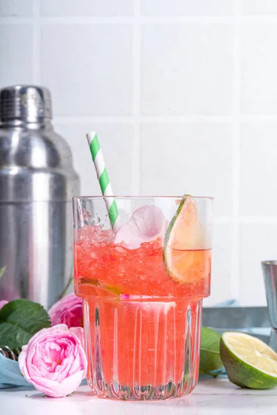 Лимонад Роз Освежающий Летний Напиток Льдом Лепестки Роз Сироп Ломтики — стоковое фото