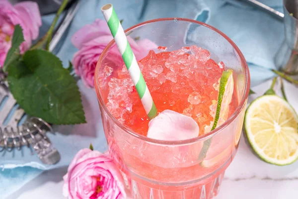 Rosenblütenlimonade Erfrischendes Sommergetränk Mit Crushed Ice Rosenblüten Und Sirup Limettenscheiben — Stockfoto