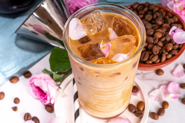 Iced Rose Flower Latte Coffee Drink Ροζ Ροδοπέταλα Γεύση Αμυγδάλου — Φωτογραφία Αρχείου