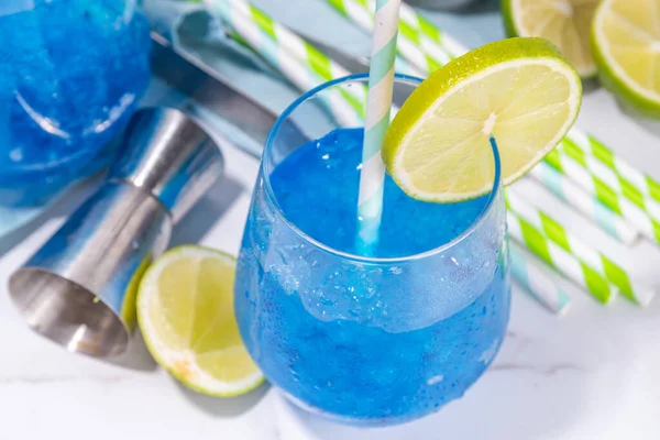 Παγωμένο Μπλε Κοκτέιλ Κουρασάο Ποτό Κοκτέιλ Μεθυσμένης Γοργόνας Αλκοόλ Φέτα — Φωτογραφία Αρχείου