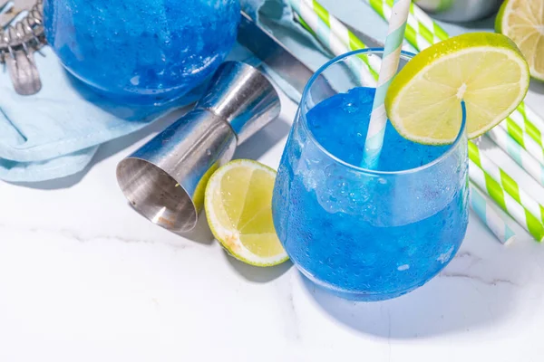 Cocktail Curacao Blu Ghiaccio Bevanda Alcolica Sirena Ubriaca Cocktail Con — Foto Stock