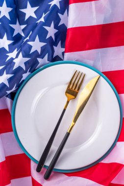Amerikan vatanseverlik masası beyaz arka planda Amerikan bayrağı, plakası ve ulusal bayrak renkleriyle süslenmiş. Bağımsızlık Günü. Mutlu Anma Günü menüsü arka plan üst görünüm kopyalama alanı