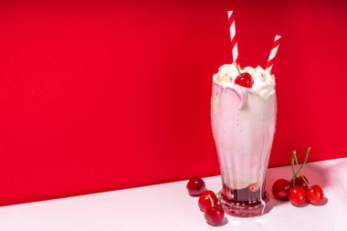 Krema, dondurma, soğuk kola, taze kiraz ve şuruplu ev yapımı vişneli milkshake.