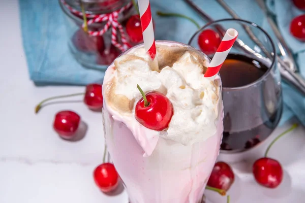 Krema Dondurma Soğuk Kola Taze Kiraz Şuruplu Yapımı Vişneli Milkshake — Stok fotoğraf