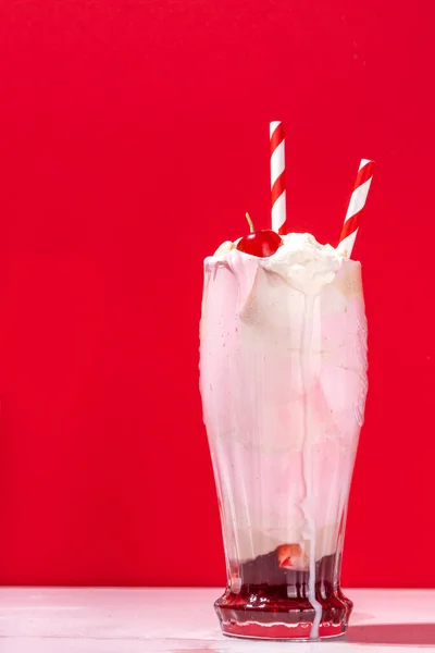 Milkshake Cereja Cola Caseiro Doce Com Chantilly Sorvete Cola Fria — Fotografia de Stock