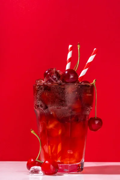 Iced Cherry Cola Drink Cold Summer Fruitige Non Alcohol Cocktail — Stockfoto