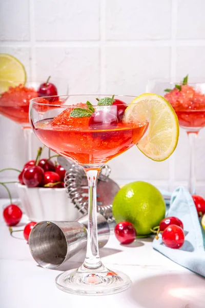 Cocktail Aus Alkoholischen Kirsch Und Limettengetränken Süßem Sommeralkoholgetränk Mit Kirschsaft — Stockfoto