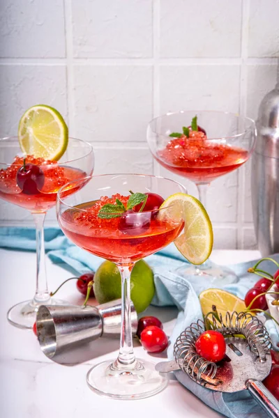 Cocktail Aus Alkoholischen Kirsch Und Limettengetränken Süßem Sommeralkoholgetränk Mit Kirschsaft — Stockfoto