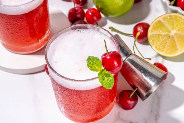樱桃和石灰酒精鸡尾酒 甜夏季酒精饮料与樱桃汁 伏特加和水果石灰樱桃装饰 — 图库照片