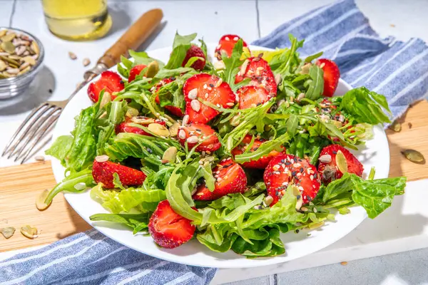 Gesunde Sommerkost Erdbeer Rucolasalat Frische Ernährung Früchte Erdbeersalat Mit Rucola — Stockfoto