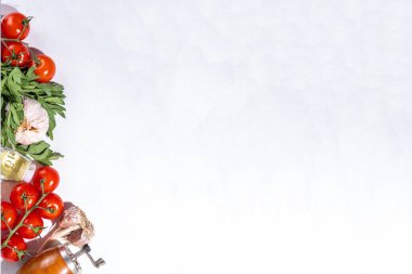 Akdeniz domatesleri, maydanoz yeşillikleri, zeytin yağı, tuz, biber, sarımsak, düz beyaz masa üstü görüş alanı.