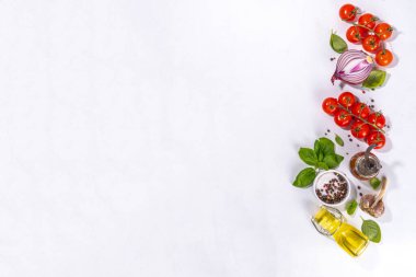 İtalyan yemekleri pişirmek için kullanışlı beyaz arka plan - domates, fesleğen yaprağı, yeşiller, zeytin yağı, tuz, biber, sarımsak, düz beyaz masa üstü görünüm alanı 