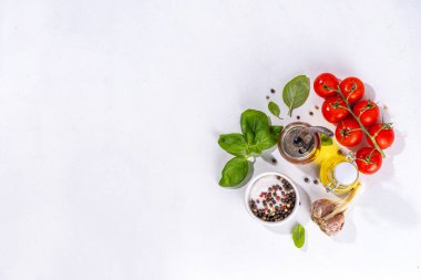 İtalyan yemekleri pişirmek için kullanışlı beyaz arka plan - domates, fesleğen yaprağı, yeşiller, zeytin yağı, tuz, biber, sarımsak, düz beyaz masa üstü görünüm alanı 