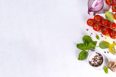 İtalyan yemekleri pişirmek için kullanışlı beyaz arka plan - domates, fesleğen yaprağı, yeşiller, zeytin yağı, tuz, biber, sarımsak, düz beyaz masa üstü görünüm alanı 