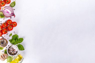 İtalyan yemekleri pişirmek için kullanışlı beyaz arka plan - domates, fesleğen yaprağı, yeşiller, zeytin yağı, tuz, biber, sarımsak, düz beyaz masa üstü görünüm alanı 