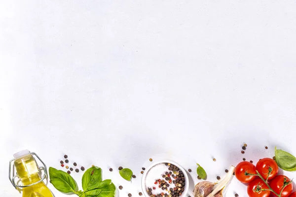 Witte Keuken Achtergrond Met Nuttige Koken Italiaanse Mediterrane Ingrediënten Tomaten — Stockfoto