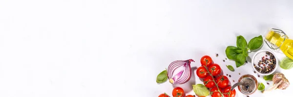 Witte Keuken Achtergrond Met Nuttige Koken Italiaanse Mediterrane Ingrediënten Tomaten — Stockfoto