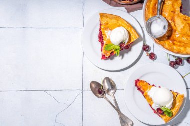 Vanilyalı dondurmalı ev yapımı vişneli pasta. Bir kepçe erimiş dondurmayla kaplı vişneli turta.