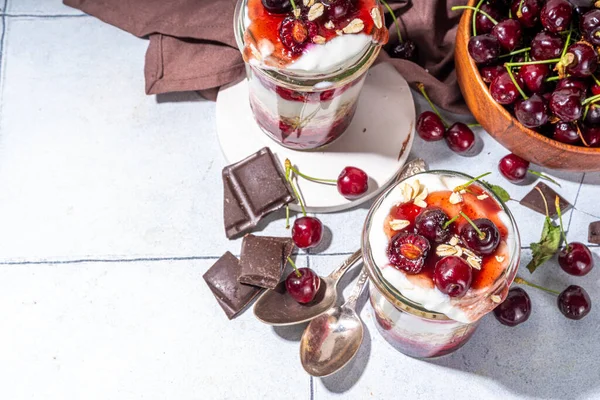  Kavanozda vişneli yulaf ezmesi. Tatlı ve ekşi kahvaltı yulaf lapası, yulaf lapası. Vanilyalı yoğurt ve kiraz.