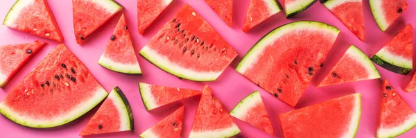 Watermeloen Plakjes Gerangschikt Een Hoog Gekleurde Roze Achtergrond Eenvoudige Basis — Stockfoto