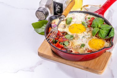 Shakshuka, Domates soslu kızarmış yumurta ve porsiyonlu tavada sebze. Lezzetli Orta Doğu Avrupa kahvaltısı