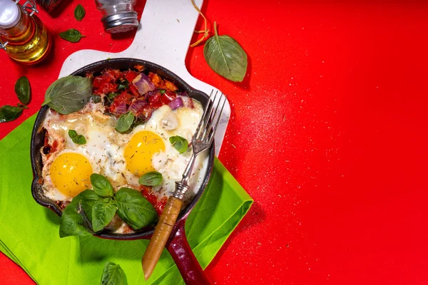 Shakshuka Telur Goreng Dengan Saus Tomat Dan Sayuran Portioned Frying — Stok Foto