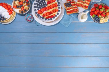 4 Temmuz, Vatansever Bağımsızlık Günü tatlıları. 4 Temmuz tatlı kahvaltı yemeği ve atıştırmalıklar - tost sandviçleri, böğürtlenli gevrek, kek, krep, bardaklı şampanya, bayram dekoru, bayraklar 