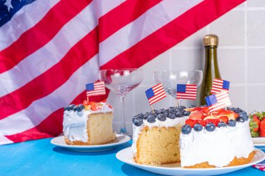  Bayrak ve böğürtlenli 4 Temmuz pastası. Ev yapımı vatansever Amerikan bayrağı çizgili vanilyalı kremalı kek, Bayram Partisi yaz tatlısı. 