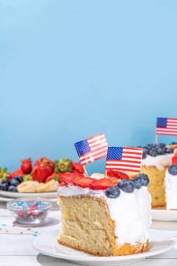  Bayrak ve böğürtlenli 4 Temmuz pastası. Ev yapımı vatansever Amerikan bayrağı çizgili vanilyalı kremalı kek, Bayram Partisi yaz tatlısı. 
