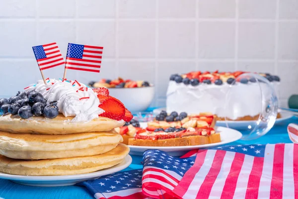 Liburan Juli Pancake Sarapan Battercake Dengan Krim Kocok Dan Beri — Stok Foto