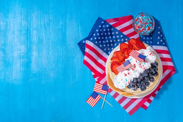 Feiertag Juli Frühstück Pfannkuchen Kuchen Mit Schlagsahne Und Beeren Wie — Stockfoto