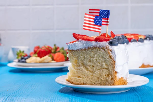 Bayrak Böğürtlenli Temmuz Pastası Yapımı Vatansever Amerikan Bayrağı Çizgili Vanilyalı — Stok fotoğraf