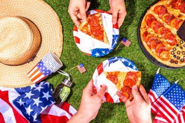 4 Temmuz bayram parti pizzası, 4 Temmuz, Vatansever Bağımsızlık Günü şenliği ve piknik yemeği. Biberli, domatesli ve siyah zeytinli pizza. Bol mozarellalı. Amerikan bayrağı şeklinde.