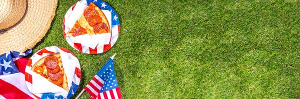 7月4日假日派对披萨 7月4日 爱国独立日节日和野餐食品 意大利通心粉 西红柿和黑橄榄比萨饼 配以美国国旗的形式 — 图库照片