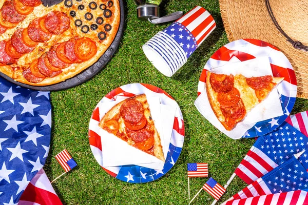 7月4日假日派对披萨 7月4日 爱国独立日节日和野餐食品 意大利通心粉 西红柿和黑橄榄比萨饼 配以美国国旗的形式 — 图库照片
